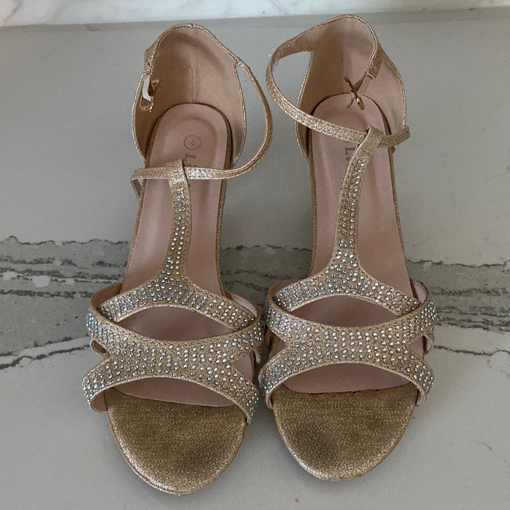 🎉girls sandals. Rose Gold heels🎉